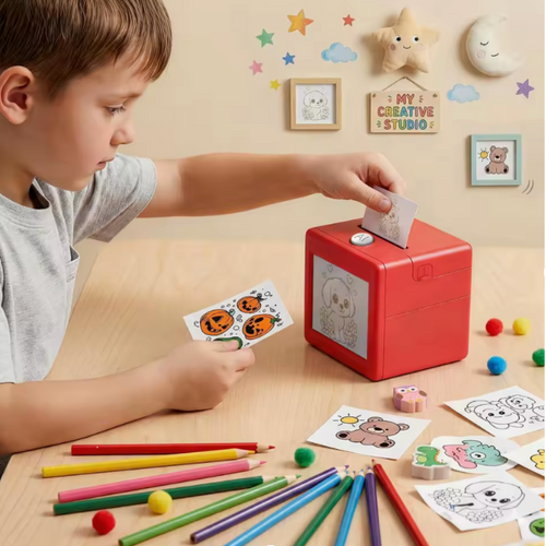 Enfant utilisant l'imprimante Cubsprint pour créer des autocollants à colorier